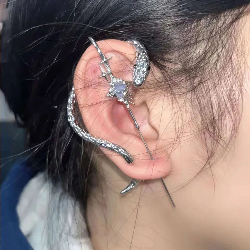 With its refined, high-end design, the Star Guard Taboo Rose piercing combines cold sophistication with dark and sweet contrasts — a unisex statement for modern rebels.