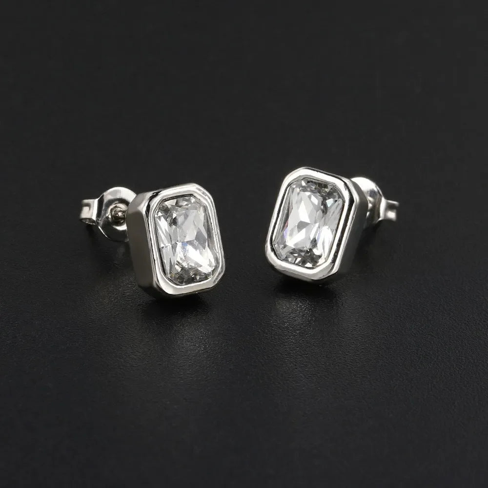 Boucles d’oreilles puces colorées en zirconium – Cristaux rouge, bleu et vert – Bijoux élégants pour femme