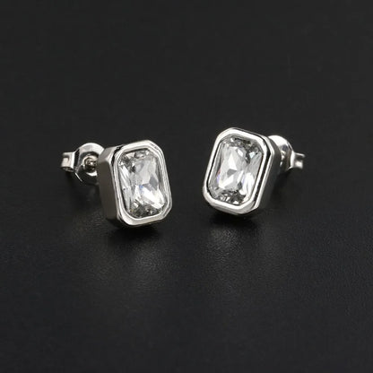 Boucles d’oreilles puces colorées en zirconium – Cristaux rouge, bleu et vert – Bijoux élégants pour femme