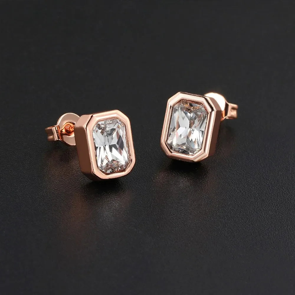Boucles d’oreilles puces colorées en zirconium – Cristaux rouge, bleu et vert – Bijoux élégants pour femme