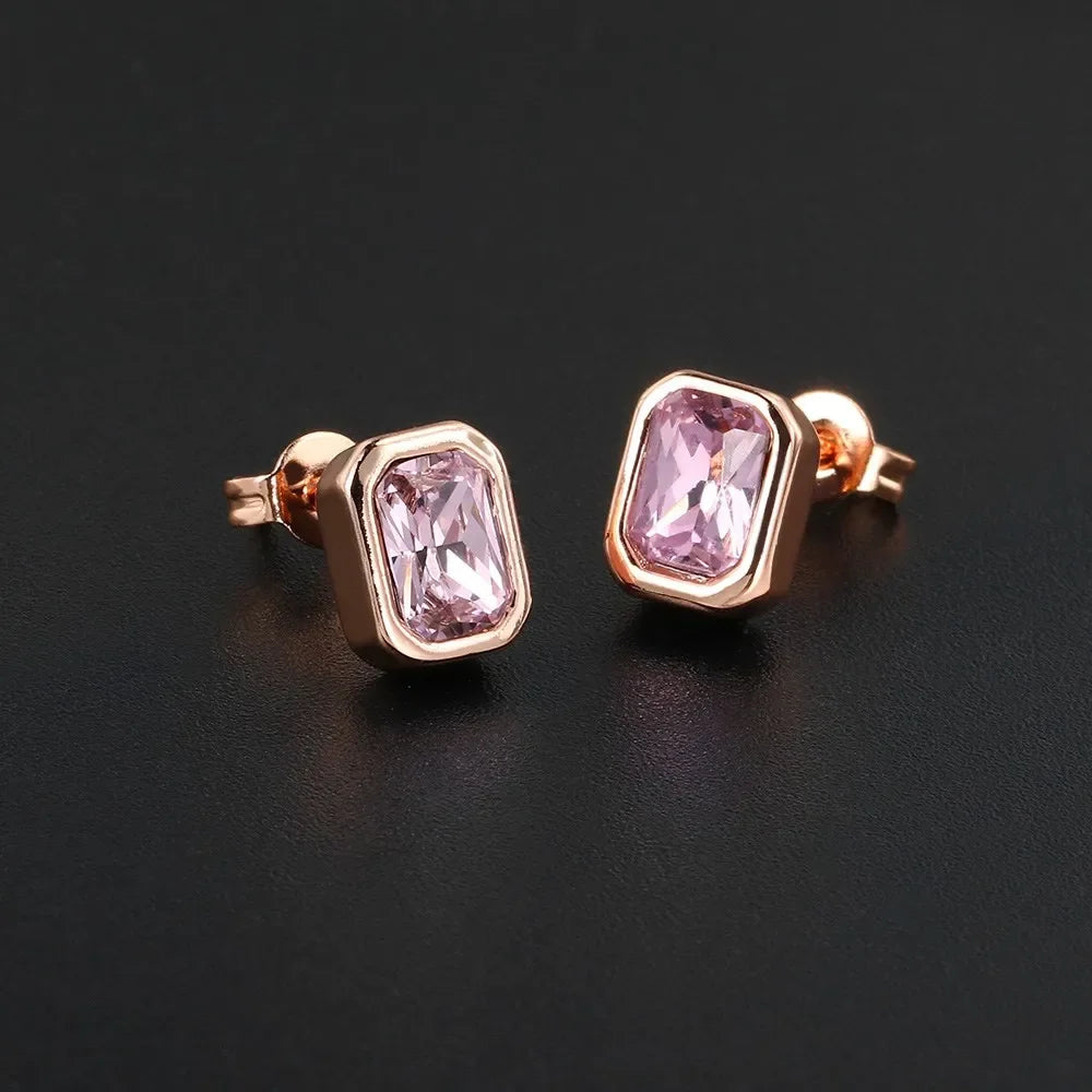 Boucles d’oreilles puces colorées en zirconium – Cristaux rouge, bleu et vert – Bijoux élégants pour femme