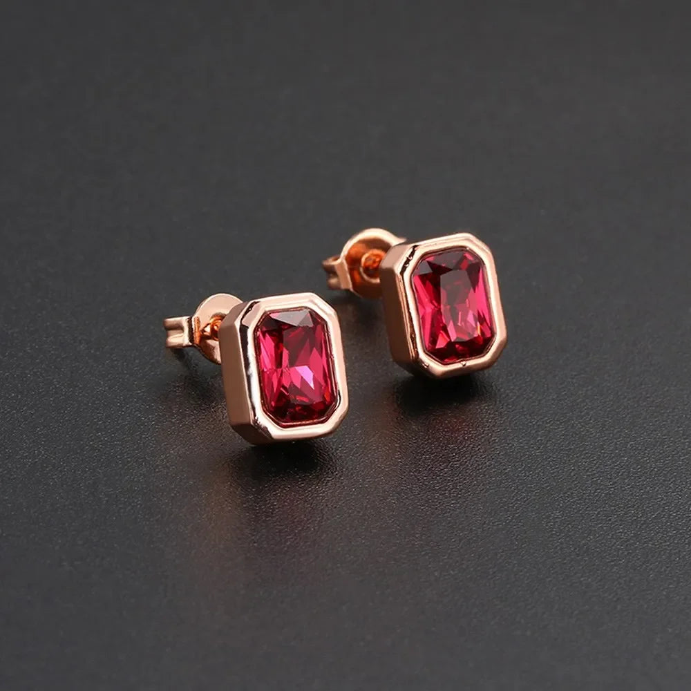 Boucles d’oreilles puces colorées en zirconium – Cristaux rouge, bleu et vert – Bijoux élégants pour femme