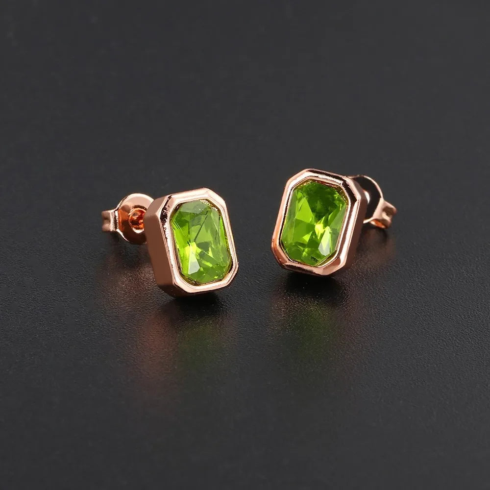 Boucles d’oreilles puces colorées en zirconium – Cristaux rouge, bleu et vert – Bijoux élégants pour femme