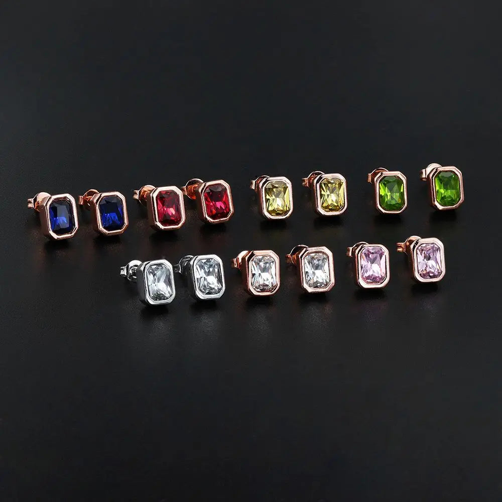 Boucles d’oreilles puces colorées en zirconium – Cristaux rouge, bleu et vert – Bijoux élégants pour femme