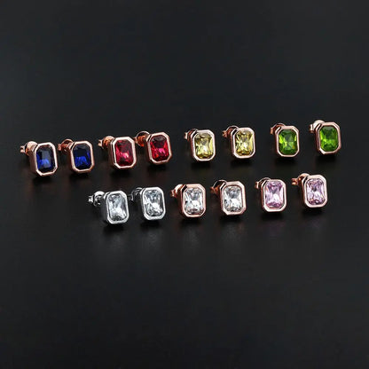 Boucles d’oreilles puces colorées en zirconium – Cristaux rouge, bleu et vert – Bijoux élégants pour femme