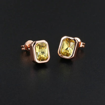 Boucles d’oreilles puces colorées en zirconium – Cristaux rouge, bleu et vert – Bijoux élégants pour femme
